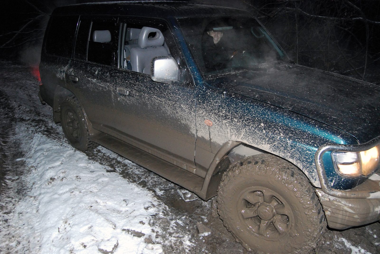 Mitsubishi Pajero после вытаскивания из колеи в зимнем лесу